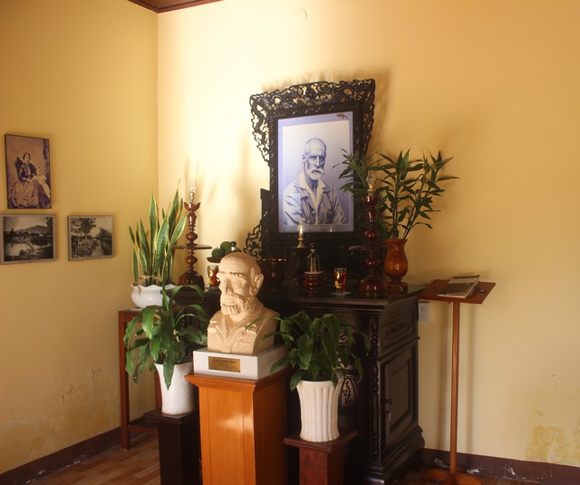 Bàn thờ tưởng niệm bác sĩ Yersin tại chùa
