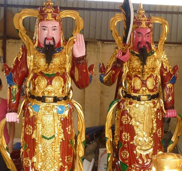 Hai vị Hộ pháp khuyến thiện trừng ác trong tư thế đứng