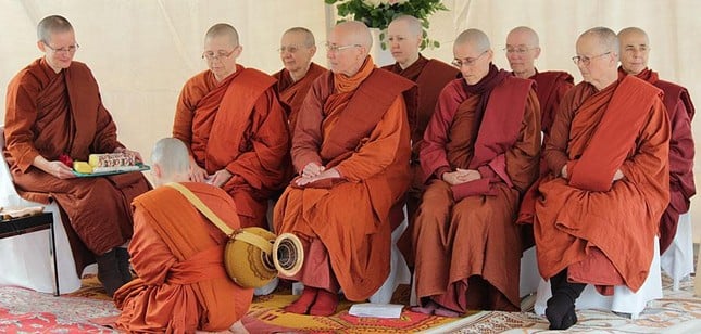 Ni đoàn theo truyền thống Nam truyền tại Aloka Vihara (Mỹ).