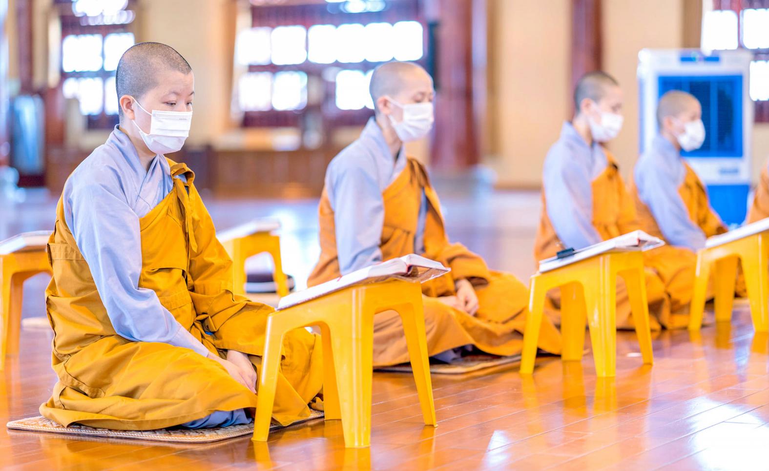 Tụng trì kinh Lương Hoàng Bảo Sám lợi ích không thể nghĩ bàn 4