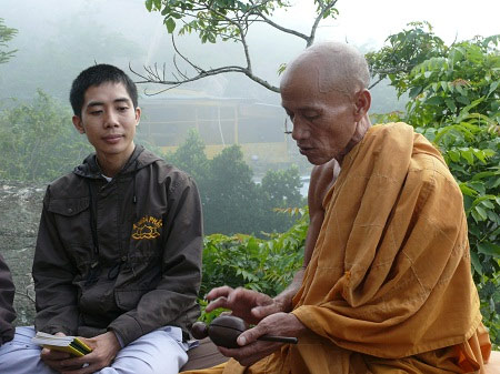 Nhà sư Thích Minh Thủy trò chuyện với phóng viên.