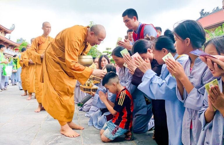 Phật giáo: Nghi Lễ Cúng Dường & Ý Nghĩa Tâm Linh 2 1405 be trai cung kinh cung duong len su phu trong nagy tu bat quan trai 0113 1