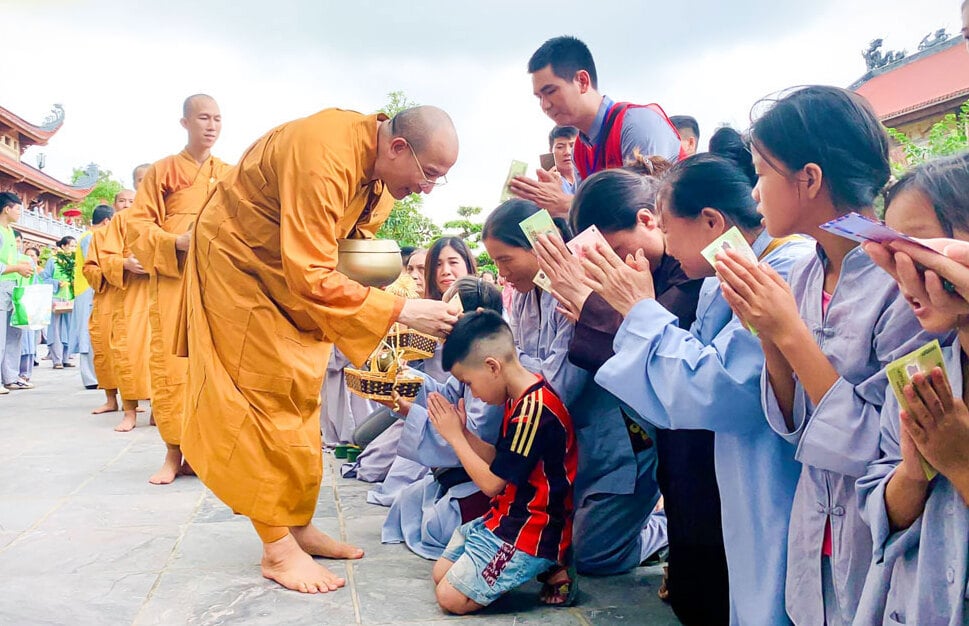 1405-be-trai-cung-kinh-cung-duong-len-su-phu-trong-nagy-tu-bat-quan-trai-0113 Cúng dường theo quan điểm Phật giáo 1