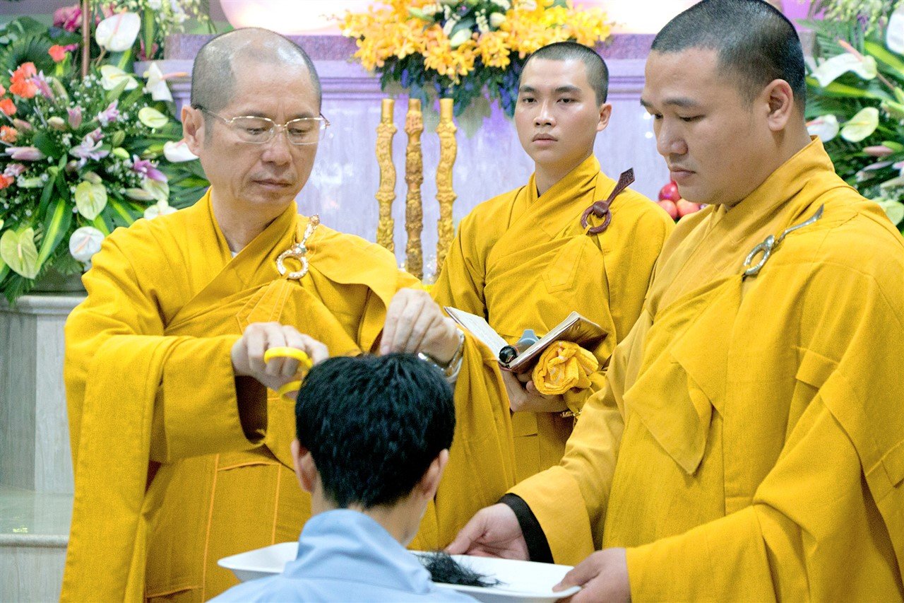 Người xuất gia thực hành oai nghi