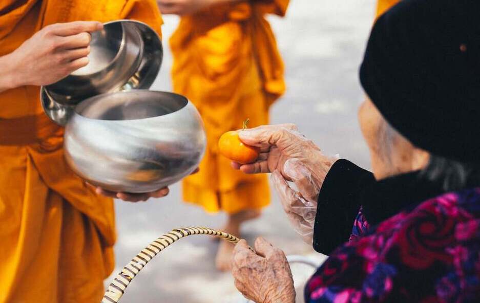 Hướng dẫn cha mẹ cúng dường Tam Bảo