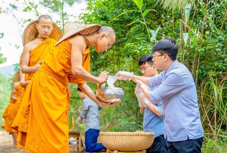 Cúng dường Tam Bảo và hồi hướng phước báu