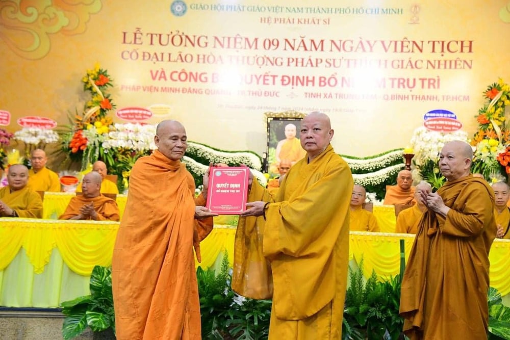 Hòa thượng Thích Lệ Trang trao quyết định cho Hòa thượng Thích Minh Bửu