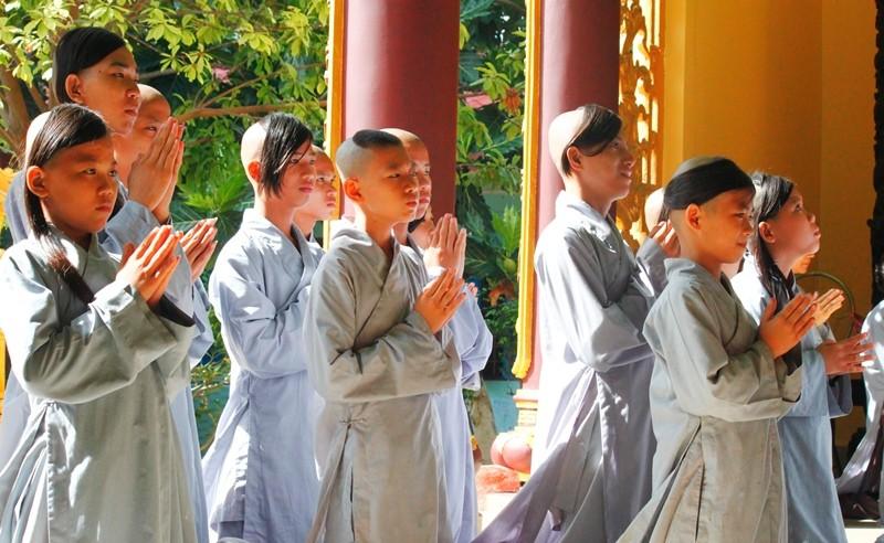 Thực hành lời Phật dạy quan trọng hơn việc tụng kinh suông.