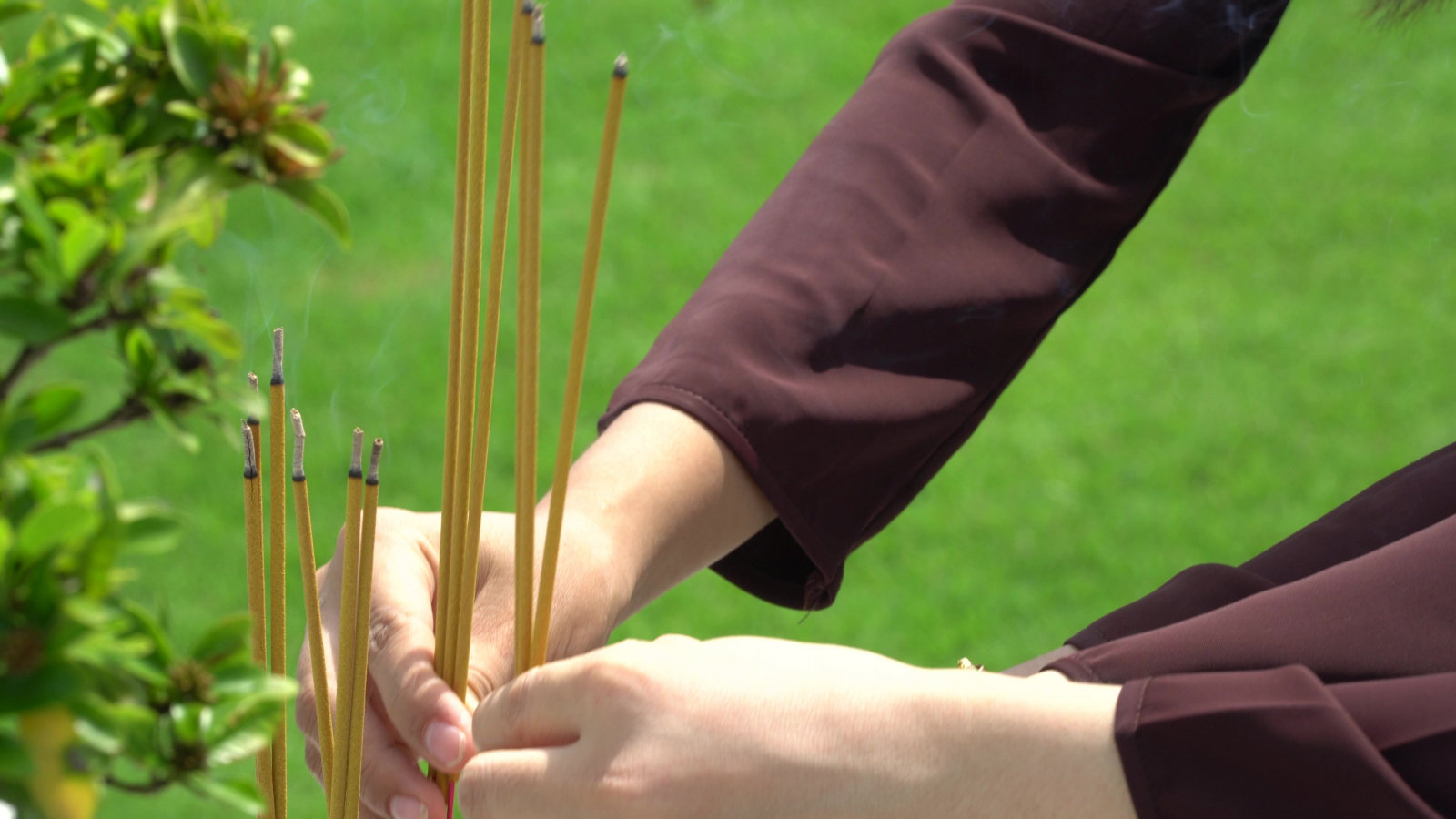 Nghi thức thắp hương tại khu an táng