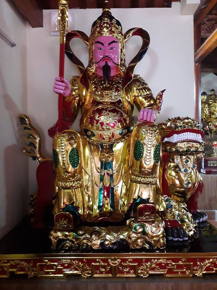 Tượng Hộ pháp Trừng ác trong tư thế ngồi