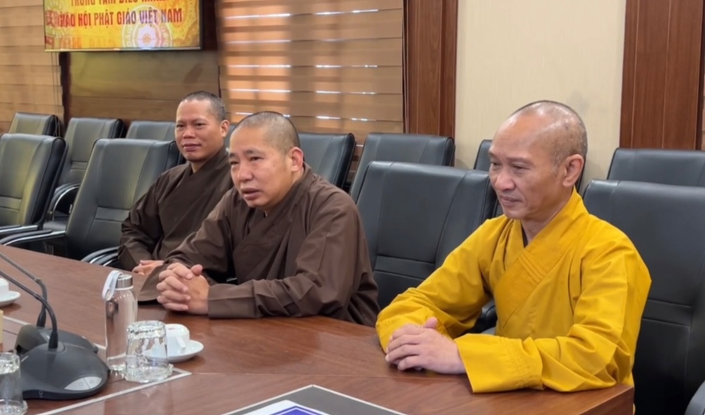 Đại diện Phật giáo Quảng Trị trao quà