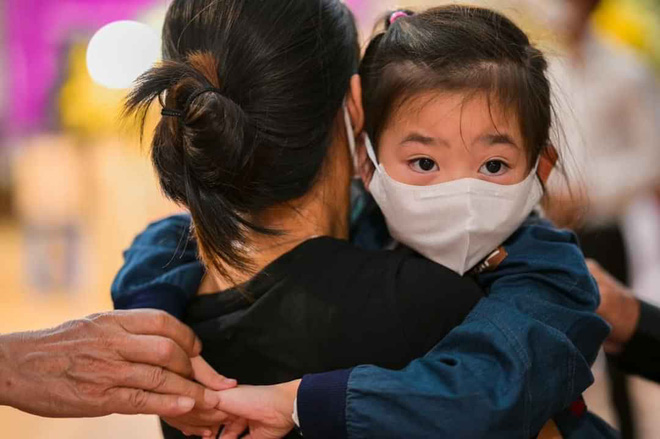 Con gái Mai Phương trong lễ tang của mẹ