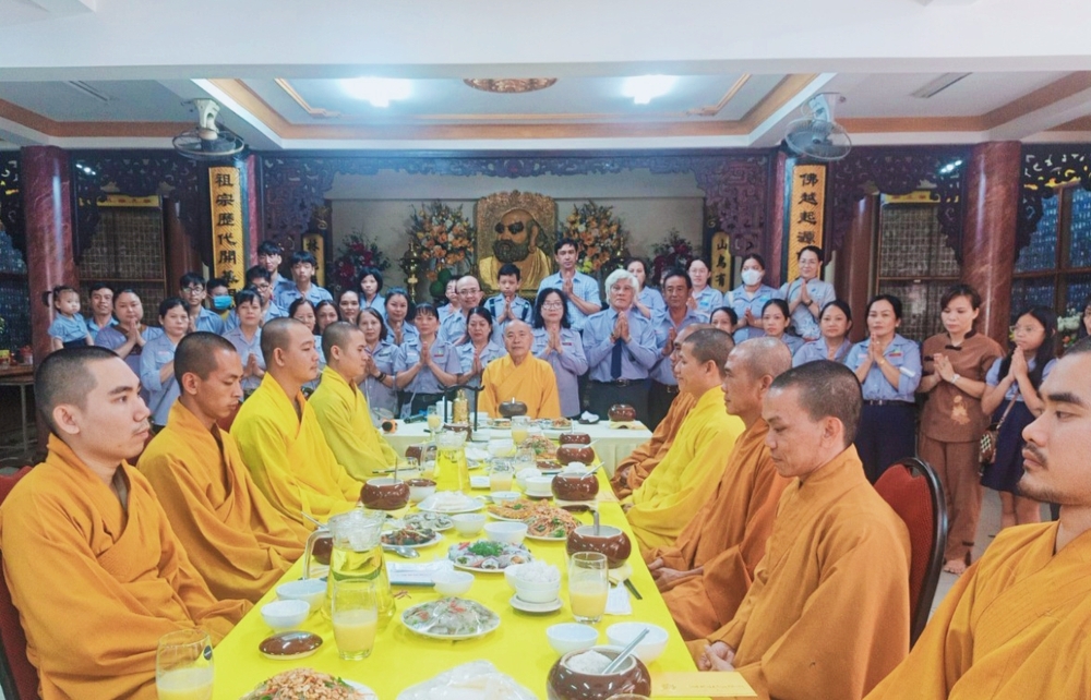 Ý nghĩa của việc cúng dường tiền cho chư Tăng