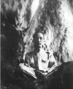 Bác Hồ ngồi thiền trong hang đá Bác Hồ ngồi thiền trong hang đá