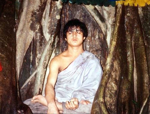 Ram Bahadur Bomjon ngồi thiền dưới gốc cây trong thời gian dài