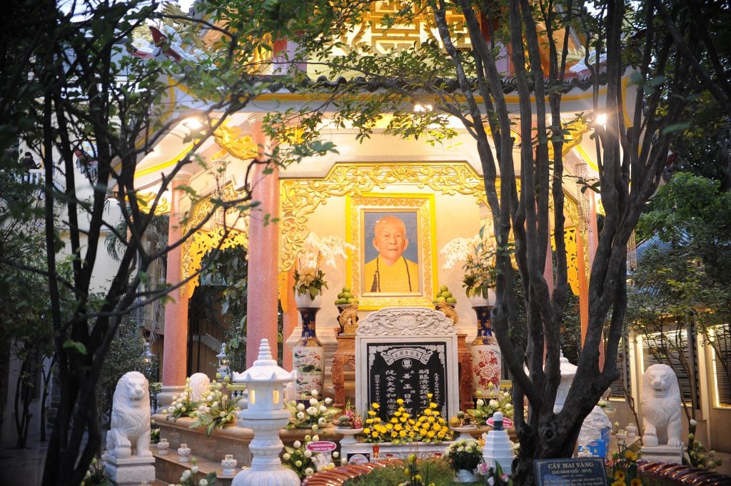 Khuôn viên chùa Vạn Đức