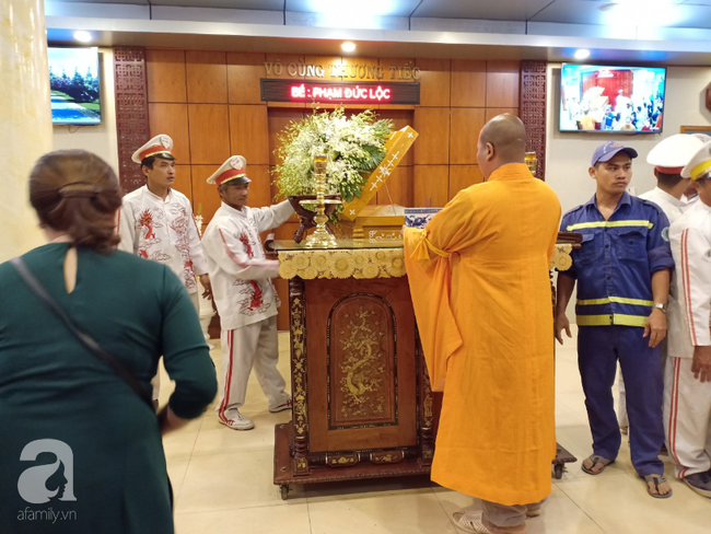 chu-linh-chi-duc-loc-10-1445 Chiếc xe tang rời chùa Vạn Đức, chú lính chì Phạm Đức Lộc từ biệt các thầy và huynh đệ về với Phật 9