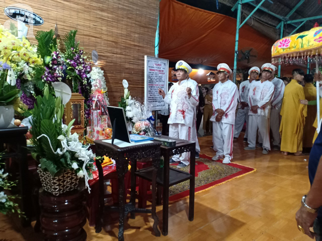 chu-linh-chi-duc-loc-7-1445 Chiếc xe tang rời chùa Vạn Đức, chú lính chì Phạm Đức Lộc từ biệt các thầy và huynh đệ về với Phật 6