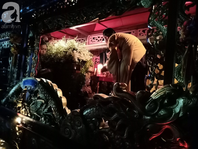 chu-linh-chi-duc-loc-8-1445 Chiếc xe tang rời chùa Vạn Đức, chú lính chì Phạm Đức Lộc từ biệt các thầy và huynh đệ về với Phật 7