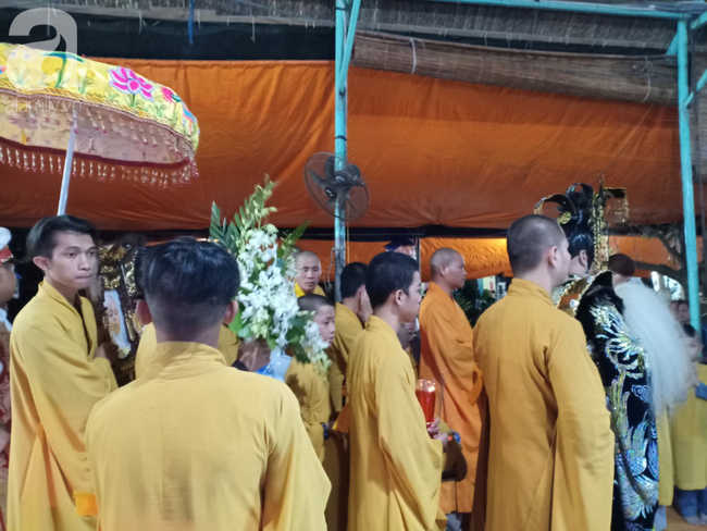 chu-linh-chi-duc-loc-9-1445 Chiếc xe tang rời chùa Vạn Đức, chú lính chì Phạm Đức Lộc từ biệt các thầy và huynh đệ về với Phật 8