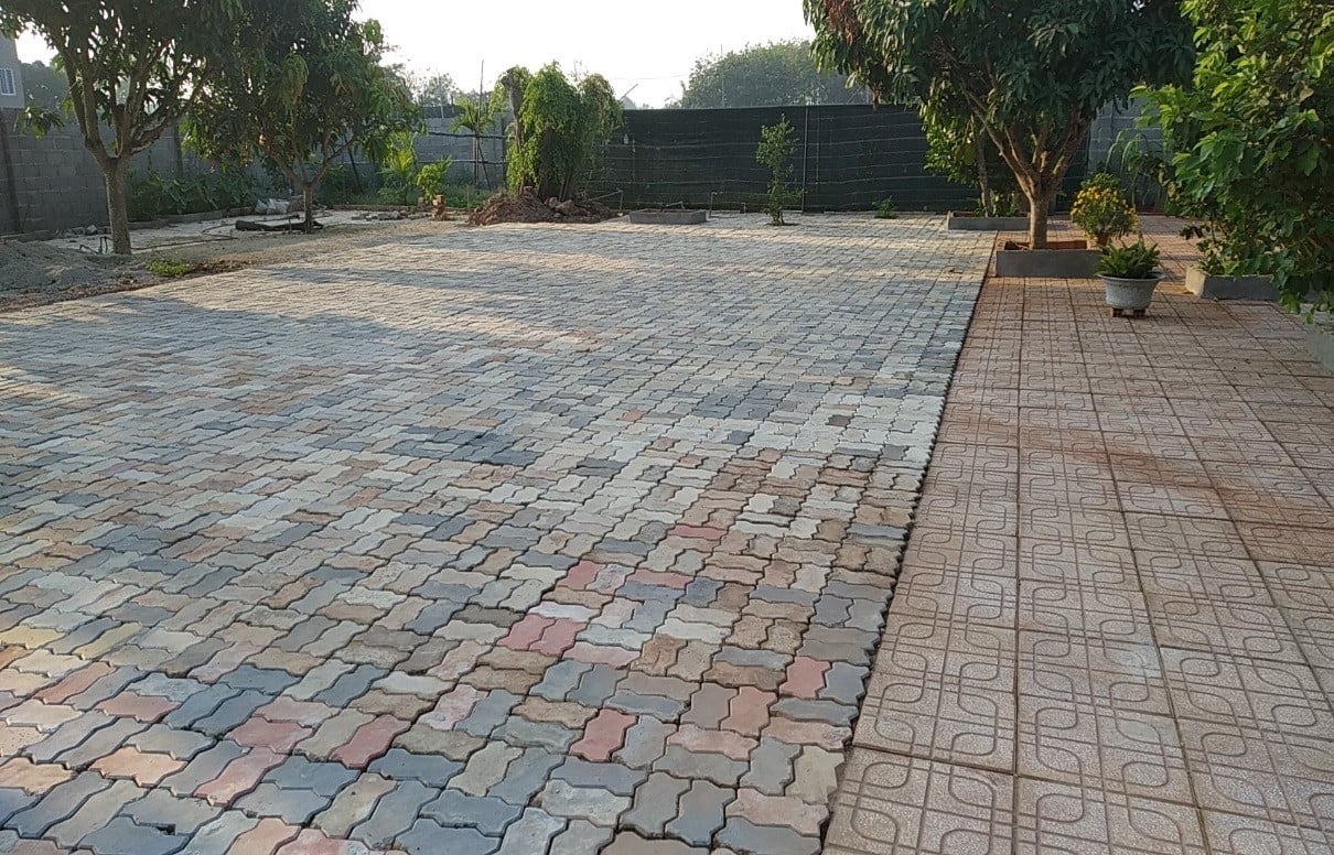 Lối đi trong Chùa Bảo Đức do Sư cô tự làm