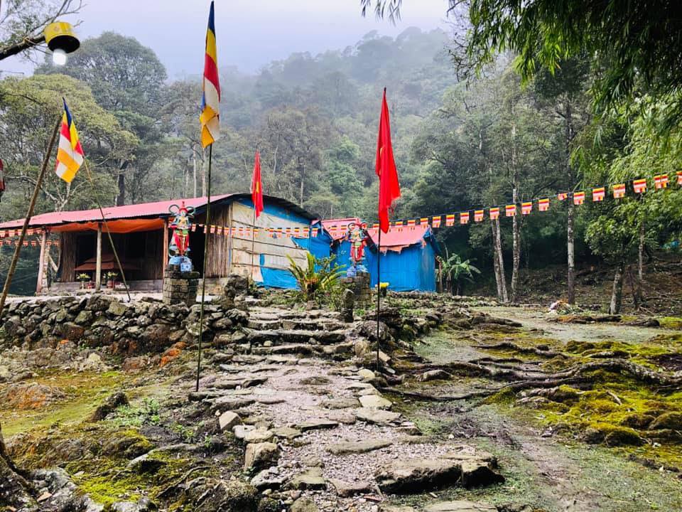 Khung cảnh hoang sơ của Chùa Địa Ngục