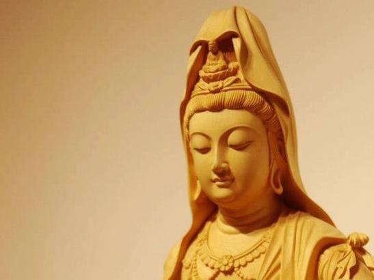 Có được ngồi trước bàn thờ ông bà trì chú Đại Bi không? 3