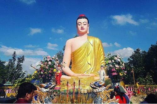 Tôn tượng Đức Phật tại Bát Bửu Phật Đài