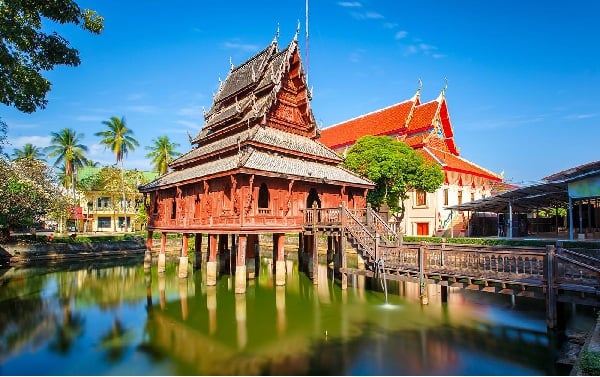 Tượng Phật dưới cây bồ đề tại Chùa Wat Simuang