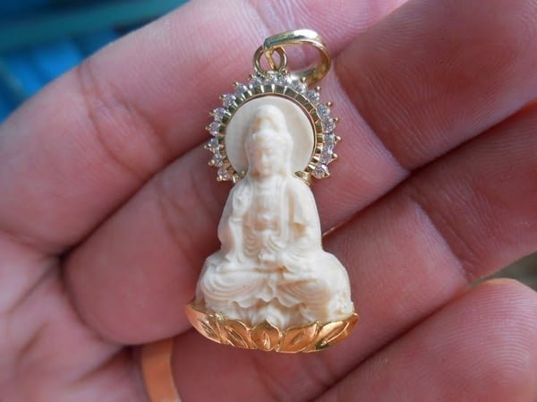 co nen deo trang suc hinh tuong phat khong 1622 1