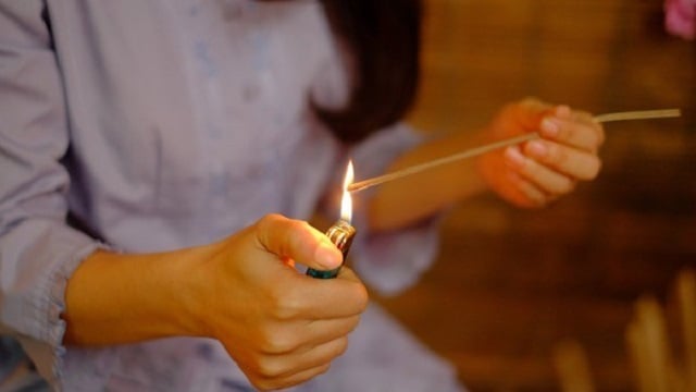 Dâng hương cúng Phật trong nghi lễ Phật giáo Bắc Truyền 2