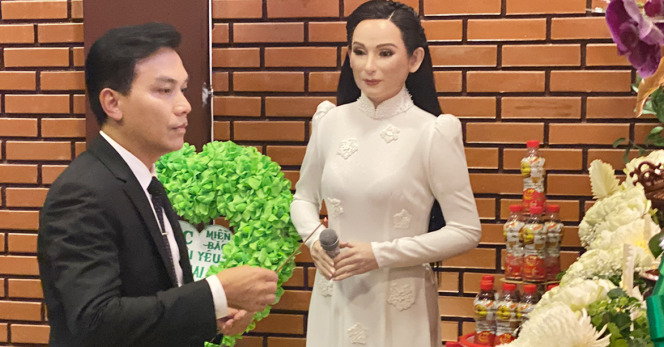 Mạnh Quỳnh và tượng sáp tưởng nhớ Phi Nhung tại lễ giỗ