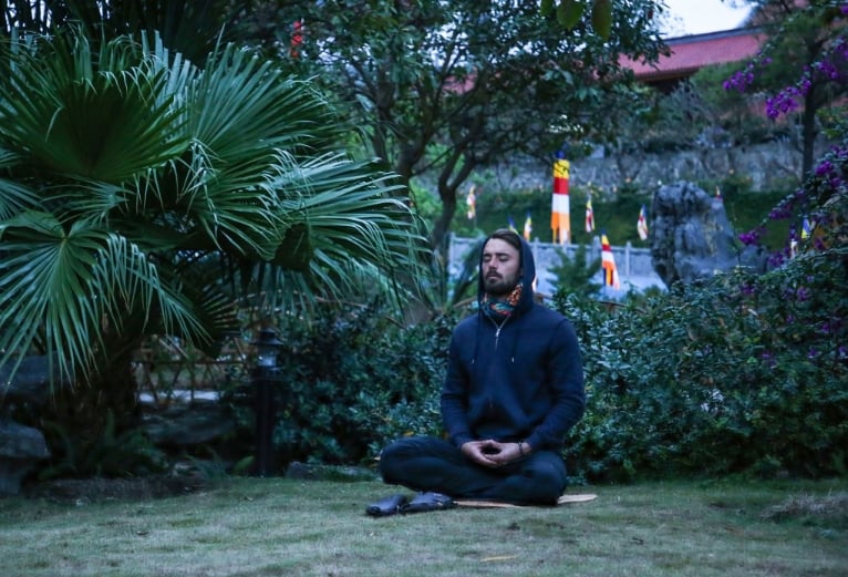 Ngồi thiền không chỉ giúp tâm an định còn giúp chúng ta giảm sự căng thẳng.