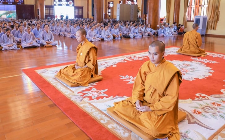 Lúc ngồi thiền, chúng ta không thở bằng miệng mà chỉ hít thở bằng mũi, thở bình thường tự nhiên.