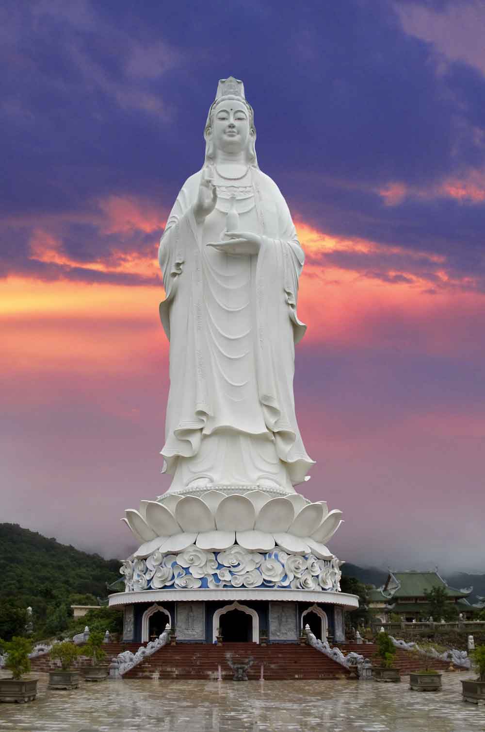 Quán Thế Âm cứu khổ chúng sinh