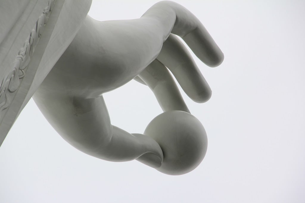 Có được ngồi trước bàn thờ ông bà trì chú Đại Bi không? 2