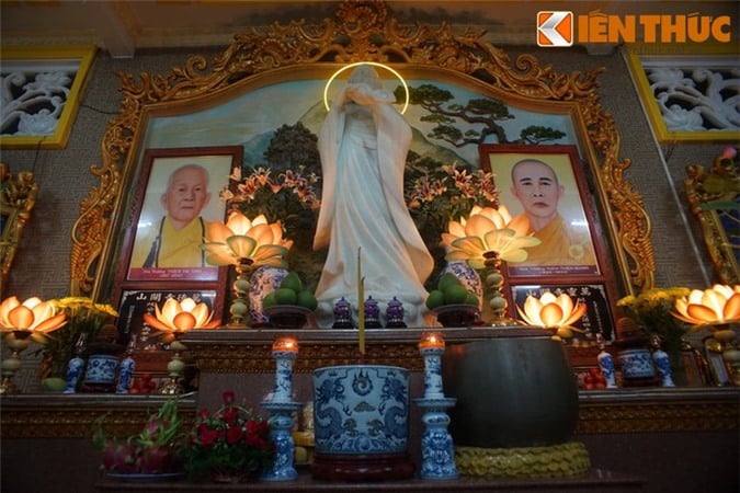 Tầng trệt chánh điện chùa Vạn Đức