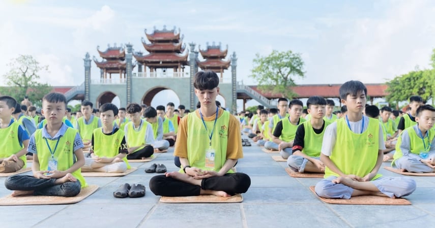 Ngồi thiền hiện đang là phương pháp được rất nhiều người ưa chuộng, áp dụng để giúp giải tỏa căng thẳng, muộn phiền trong cuộc sống sau những ngày dài mệt mỏi.