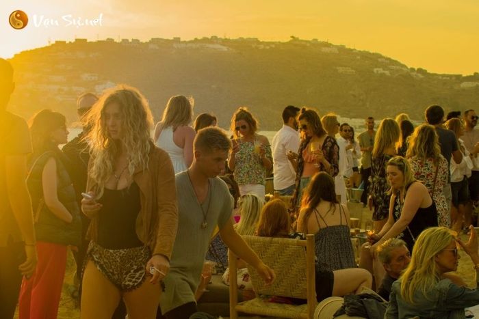 mo thay dong nguoi tren bien