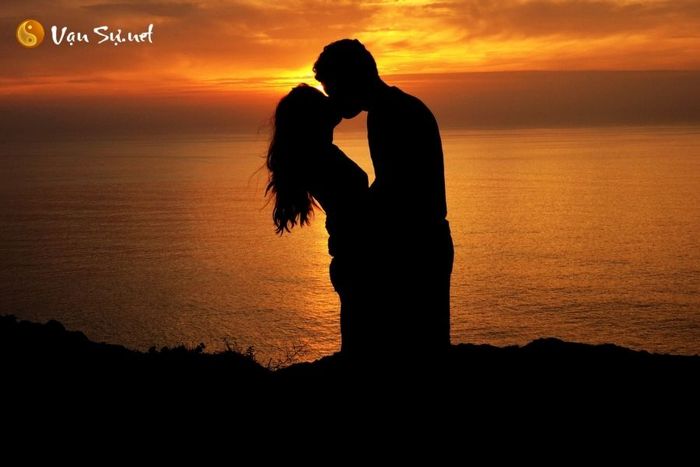 mo thay hai nguoi hon nhau