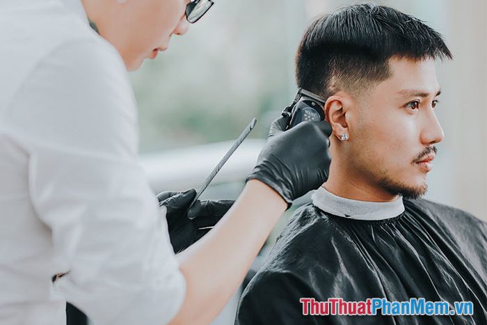 nam-mo-thay-nguoi-khac-cat-toc-minh_111417909 nam mo thay nguoi khac cat toc minh 111417909