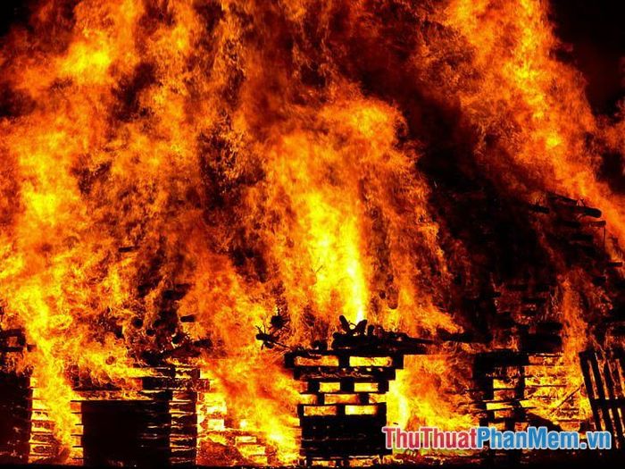 nam mo thay nha minh bi nguoi la dot chay 090838131