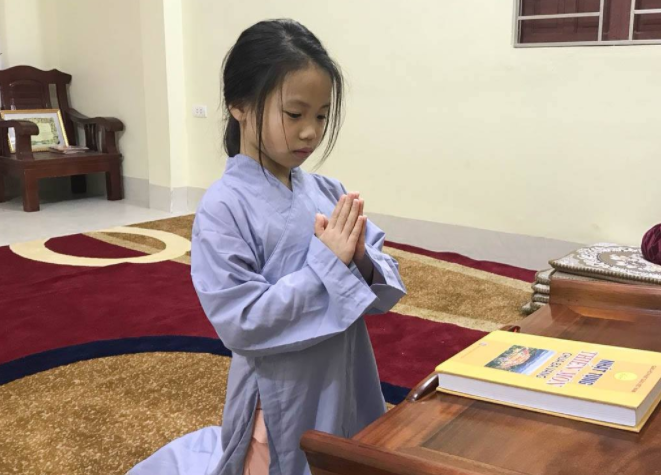 Trước khi trì tụng chú Dược Sư tại nhà, Phật tử trì tụng nên rửa tay, súc miệng cho sạch sẽ và y phục phải trang nghiêm.