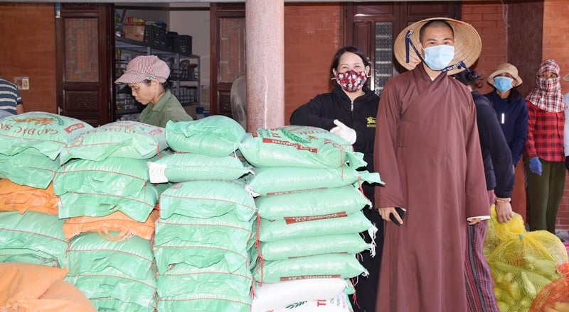 Tăng ni Phật tử hướng về cộng đồng