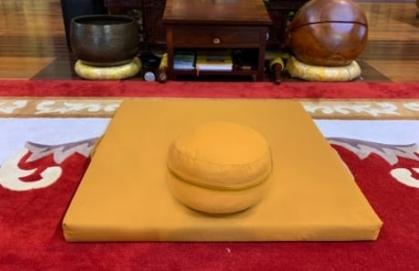 Bồ đoàn và tọa cụ để ngồi thiền.