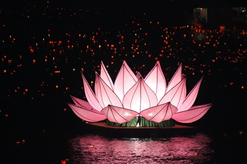 Lễ thắp sáng Bảy hoa sen.