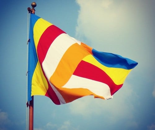 Ý nghĩa 5 màu trên lá cờ Phật giáo