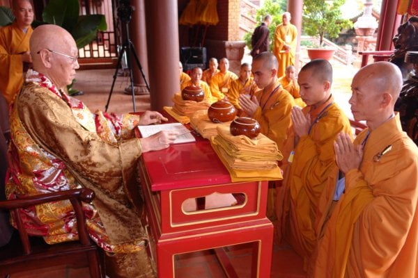 Tín đồ tại gia, đối với người xuất gia, có thể nhất luật gọi A xà lê (hay Sư phụ), cư sĩ tự gọi là đệ tử, nếu không muốn thì gọi bằng tên họ mình.