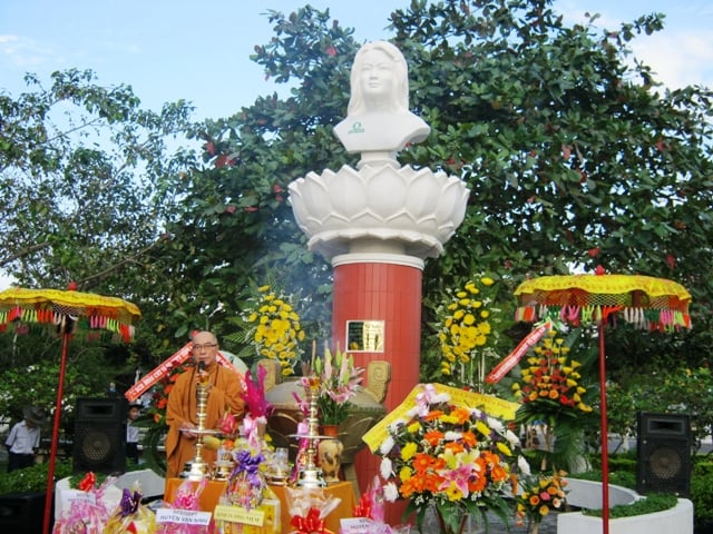 Tượng đài Yến Phi