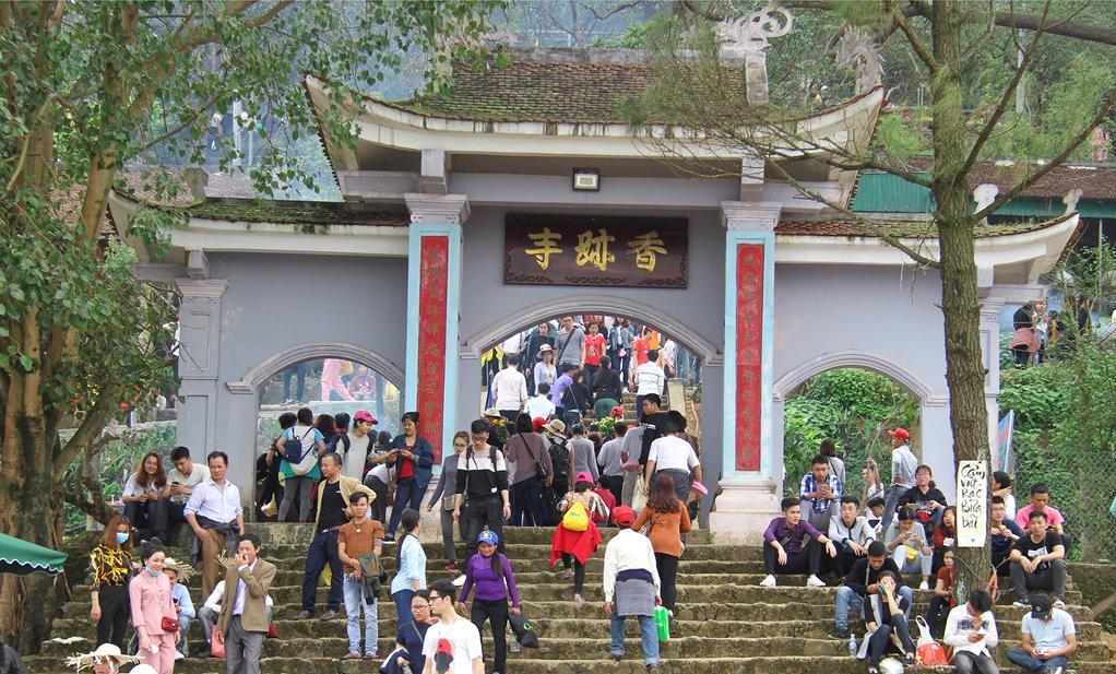 Đông đảo Phật tử hành hương về chùa Hương Tích Hà Tĩnh chiêm bái, lễ Phật.